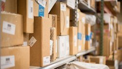 Таможня проверяет международные посылки украинцев