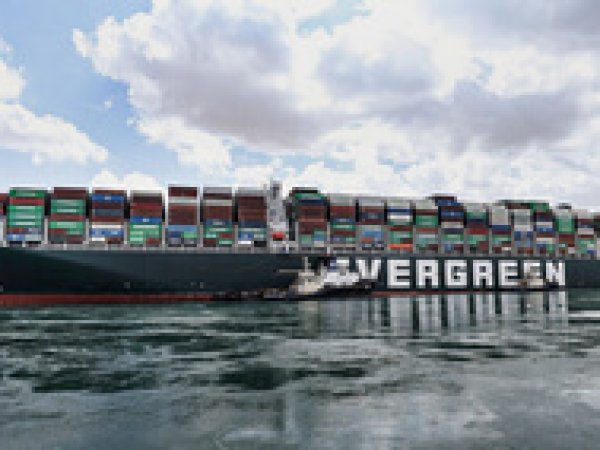 Хорошие новости - контейнеровоз Evergreen Marine снят с мели в Суэцком канале
