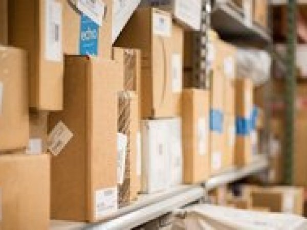 Таможня проверяет международные посылки украинцев